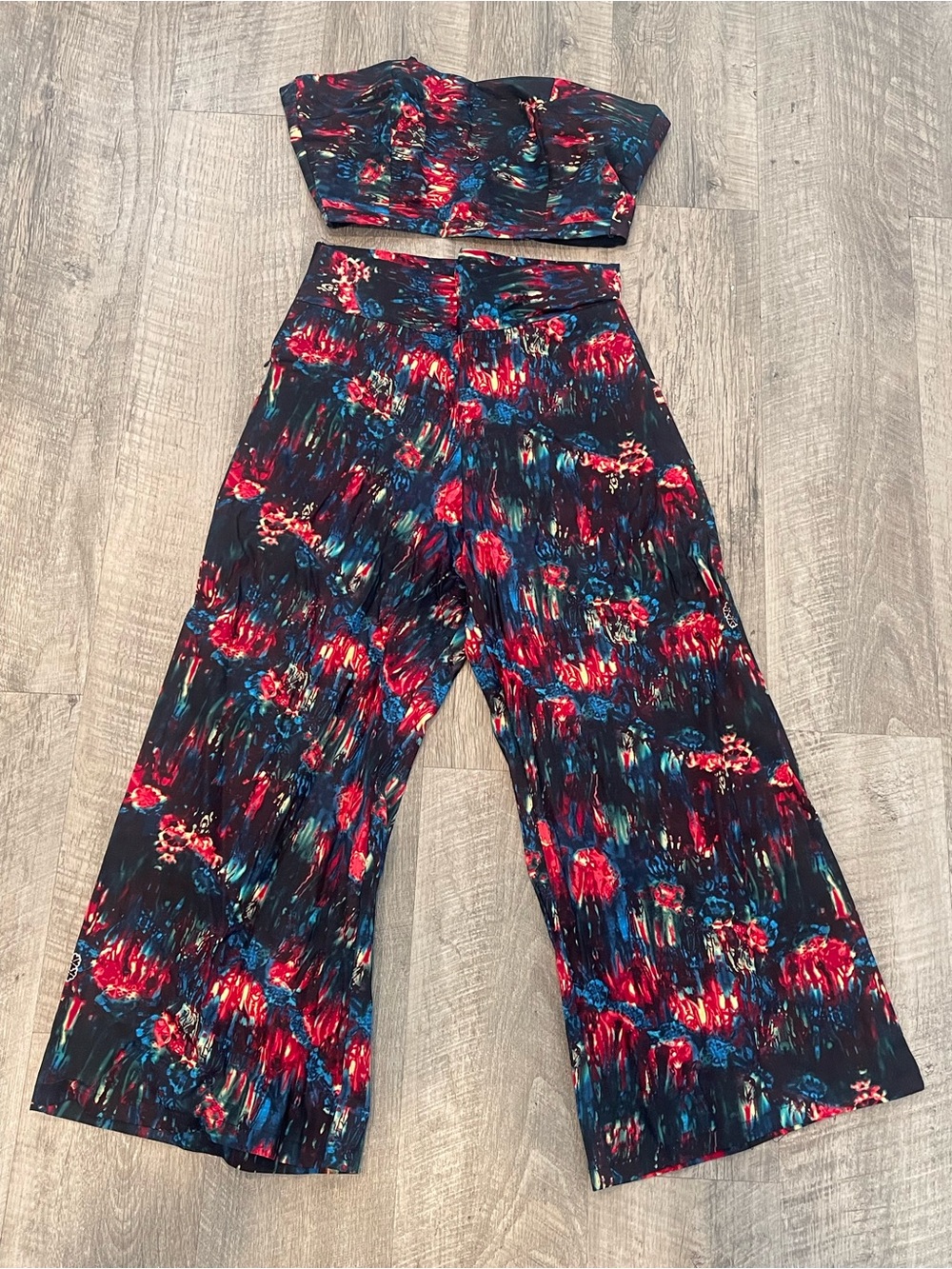 Floral Wide-Leg Crop Pants in Black and Red